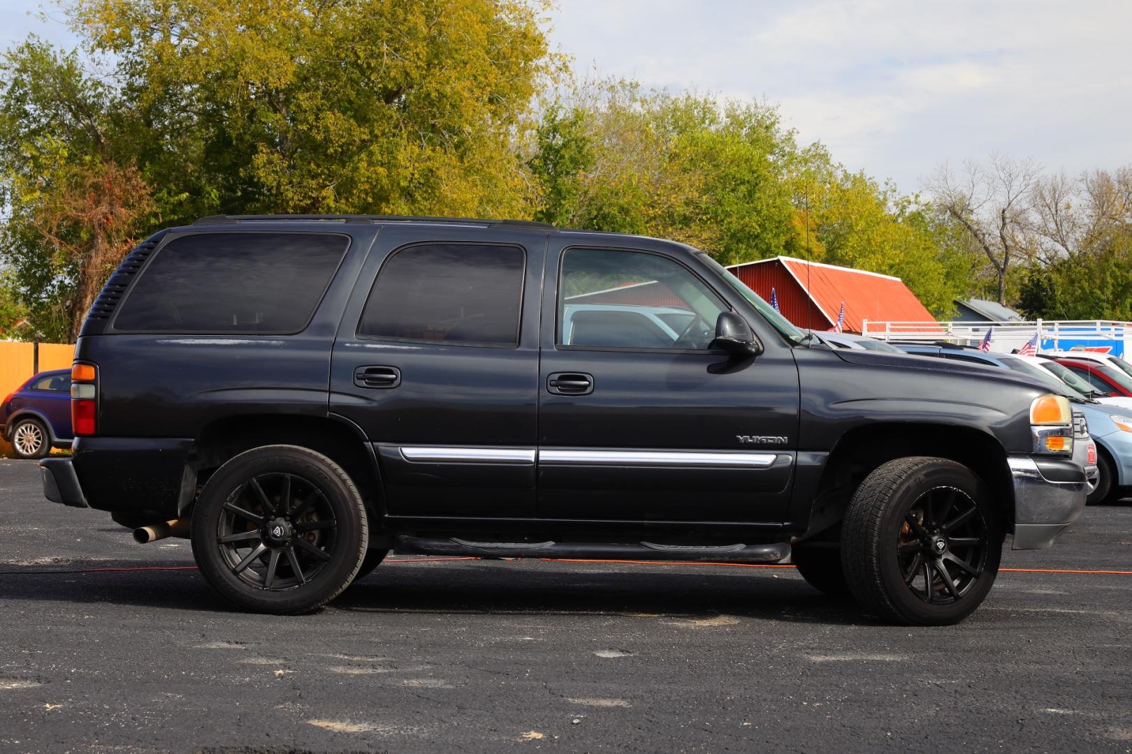 2004 GMC YUKON 2WD (1GKEC13V84J) with an 4.8L V8 OHV 16V engine, 4-SPEED AUTOMATIC transmission, located at 420 E. Kingsbury St., Seguin, TX, 78155, (830) 401-0495, 29.581060, -97.961647 - Photo#3